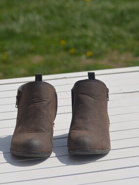 Short boots with side zippers